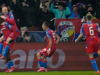 Futbalisti Viktorie Plzeň sa radujú z gólu.