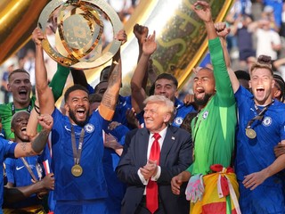 Prezident Trump na pódiu počas osláv Chelsea.