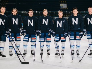 Hokejisti HK Nitra v špeciálnych retro dresoch.