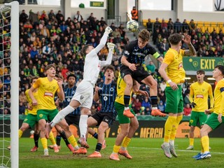 Na snímke v strede hráč Club Bruggy Laurens Goemaere (73) a hráč MŠK Žilina Jakub Jokl (1).