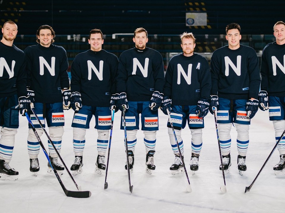 Hokejisti HK Nitra v špeciálnych retro dresoch.