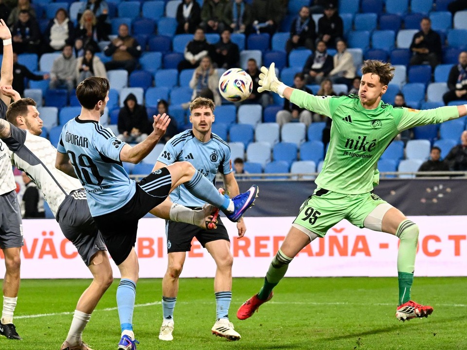 V popredí vľavo Andraž Šporar (Slovan) a vpravo brankár Matej Jurička (Podbrezová)