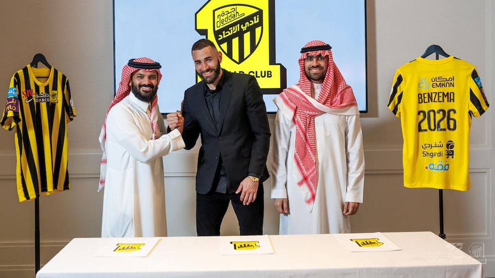 Karim Benzema pri podpise novej zmluve v saudskoarabskom Al Ittihad. 