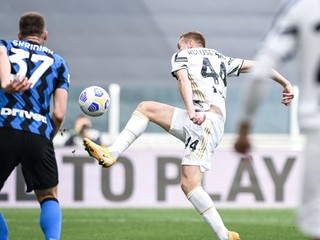 Milan Škriniar (vľavo) a Dejan Kulusevski v zápase Juventus Turín - Inter Miláno.