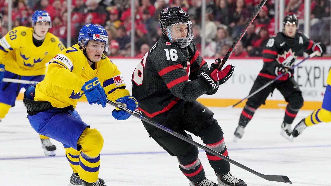 Connor Bedard stíhaný Callem Odeliusom v zápase Kanada - Švédsko.