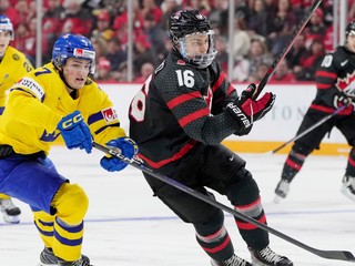 Connor Bedard stíhaný Callem Odeliusom v zápase Kanada - Švédsko.