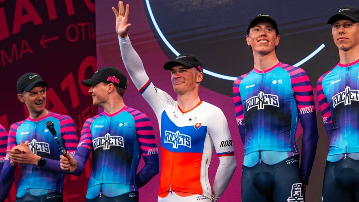 Lukáš Kubiš a tím Unibet Rose Rockets počas prezentácie tímov pred Giro d'Italia 2026.