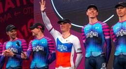 Lukáš Kubiš a tím Unibet Rose Rockets počas prezentácie tímov pred Giro d'Italia 2026.