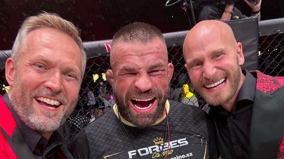 Ondřej Novotný (vľavo) a Pavol Neruda (vpravo) s Karlosom Vémolom (uprostred). 