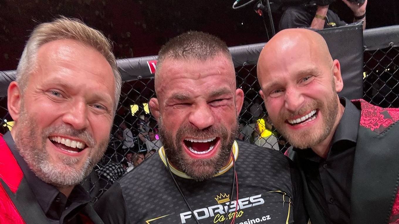 Ondřej Novotný (vľavo) a Pavol Neruda (vpravo) s Karlosom Vémolom (uprostred).