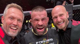 Ondřej Novotný (vľavo) a Pavol Neruda (vpravo) s Karlosom Vémolom (uprostred). 