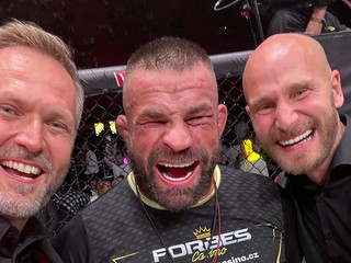 Ondřej Novotný (vľavo) a Pavol Neruda (vpravo) s Karlosom Vémolom (uprostred). 