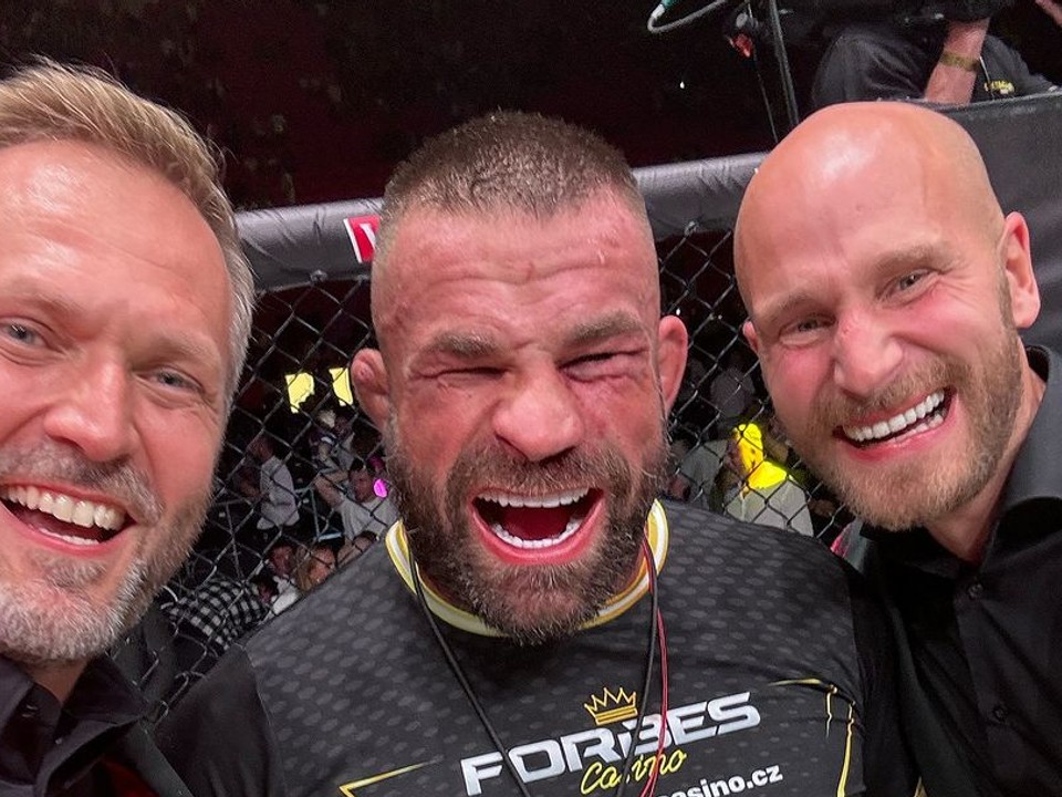 Ondřej Novotný (vľavo) a Pavol Neruda (vpravo) s Karlosom Vémolom (uprostred). 