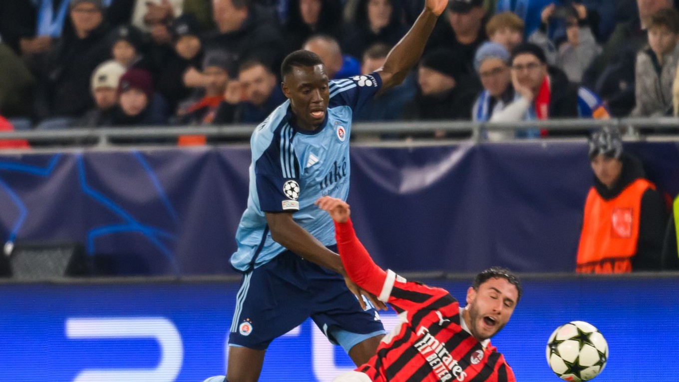 Zľava Idjessi Metsoko v drese Slovana Bratislava.