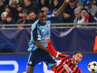 Zľava Idjessi Metsoko v drese Slovana Bratislava.