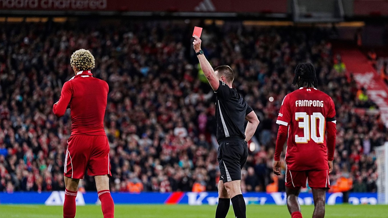 Hugo Ekitike dostáva červenú kartu po oslave svojho gólu.