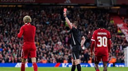 Hugo Ekitike dostáva červenú kartu po oslave svojho gólu.