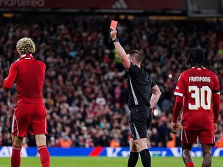 Hugo Ekitike dostáva červenú kartu po oslave svojho gólu.