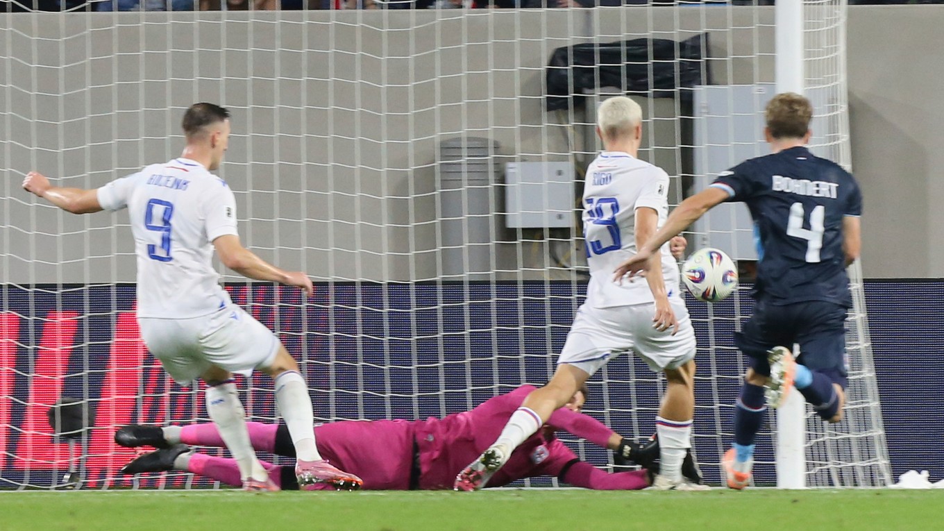 Tomáš Rigo strieľa gól v zápase Luxembursko - Slovensko v kvalifikácii MS 2026.