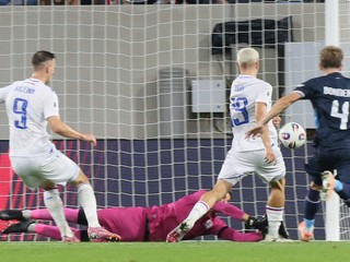 Tomáš Rigo strieľa gól v zápase Luxembursko - Slovensko v kvalifikácii MS 2026.