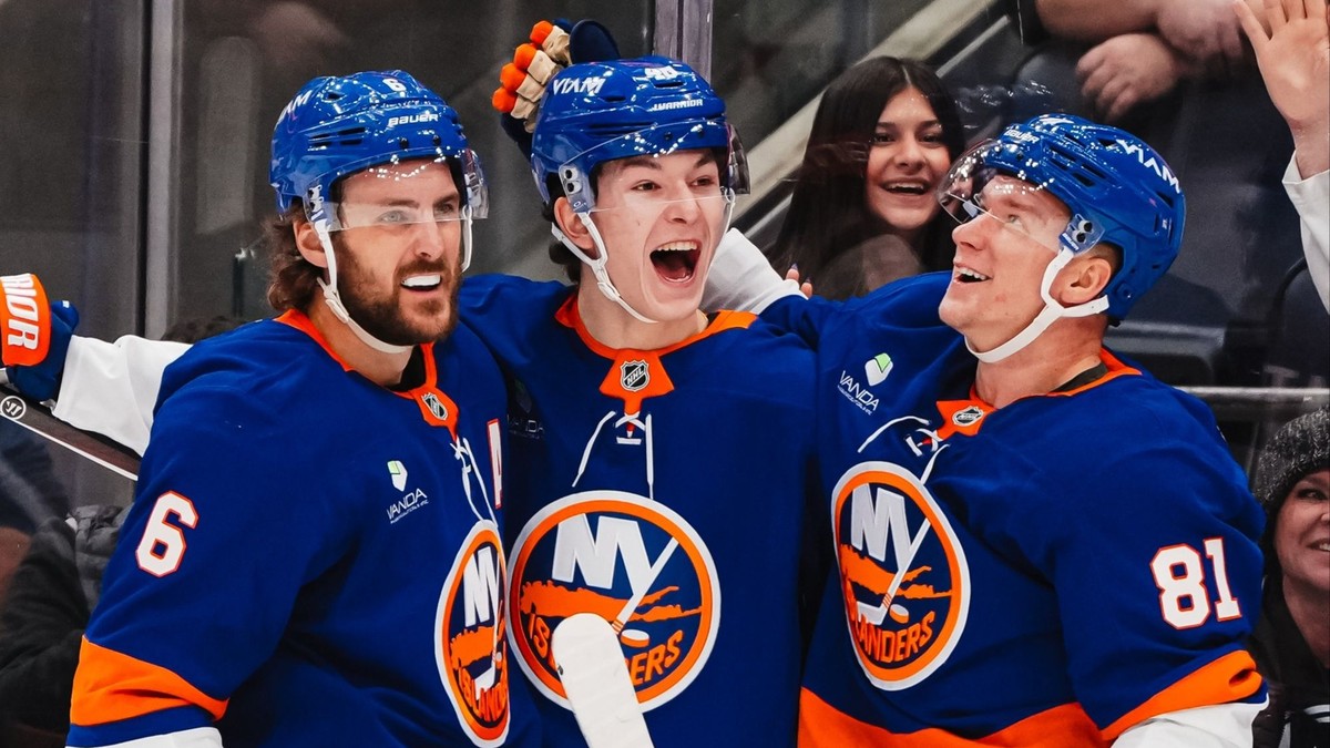 Z najnudnejšieho tímu spravil zábavný. Najmladší hráč NHL stratil dve mamy a láme rekordy