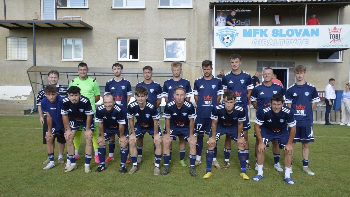 Mužstvo MFK Slovan Giraltovce pred prípravným zápasom s Bardejovom.