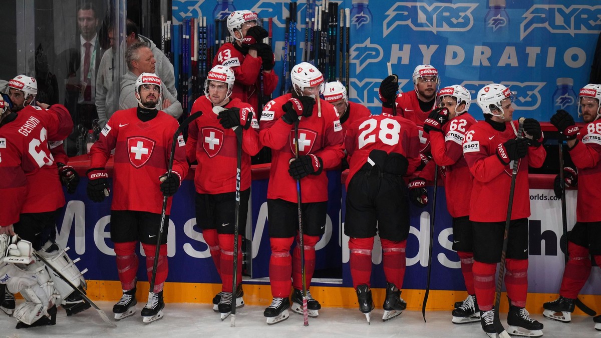 Hokejisti Švajčiarska smútia po prehranom finále s USA na MS v hokeji 2025. 