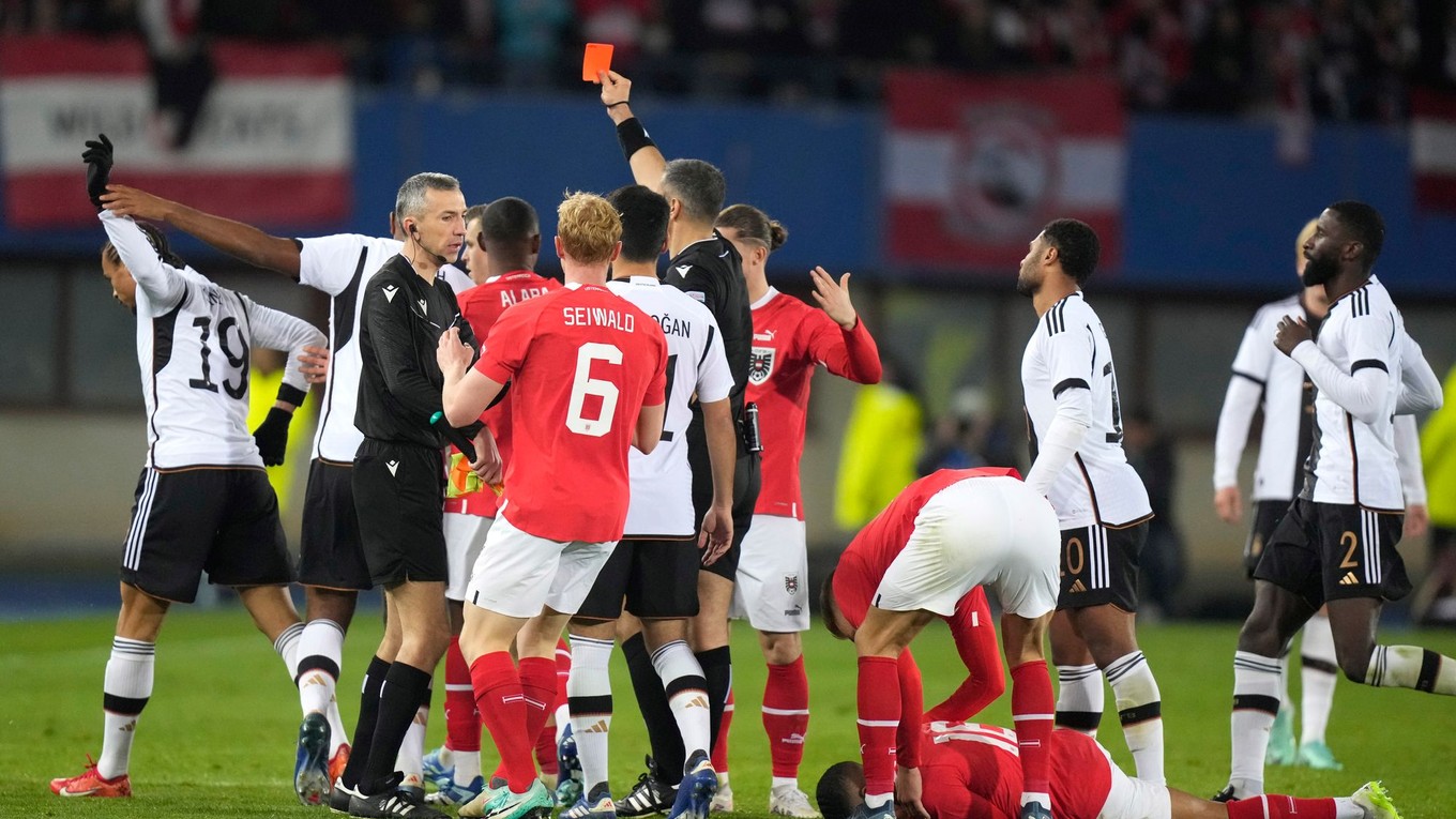 Leroy Sane dostal červenú kartu v zápase Rakúsko - Nemecko