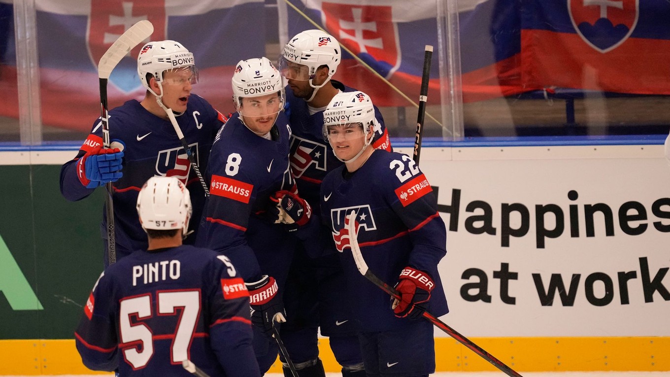 Zach Werenski oslavuje so spoluhráčmi gól. 