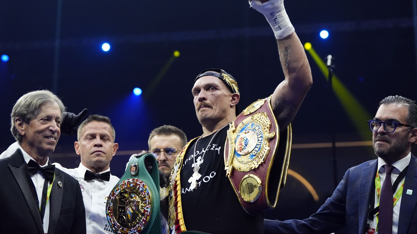 Oleksandr Usyk oslavuje triumf nad Tysonom Furym.