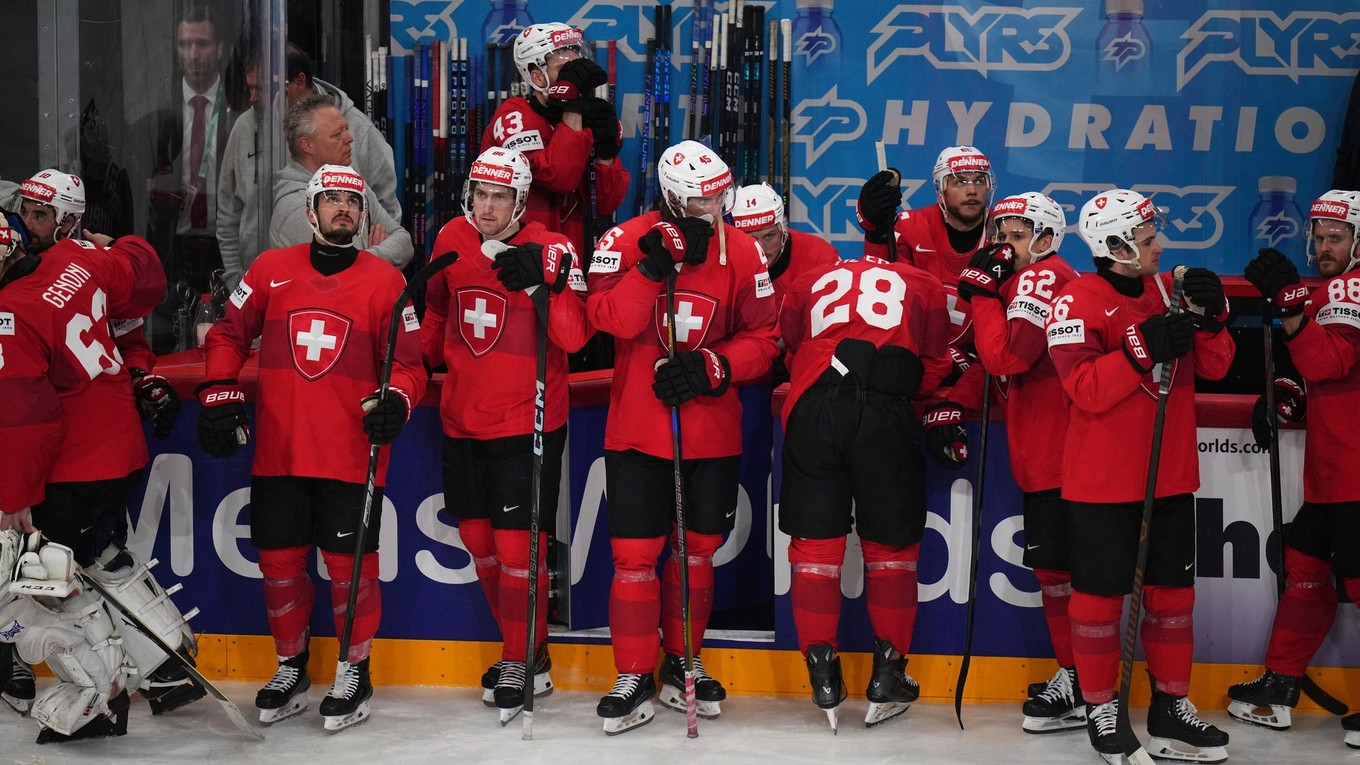 Hokejisti Švajčiarska smútia po prehranom finále s USA na MS v hokeji 2025.