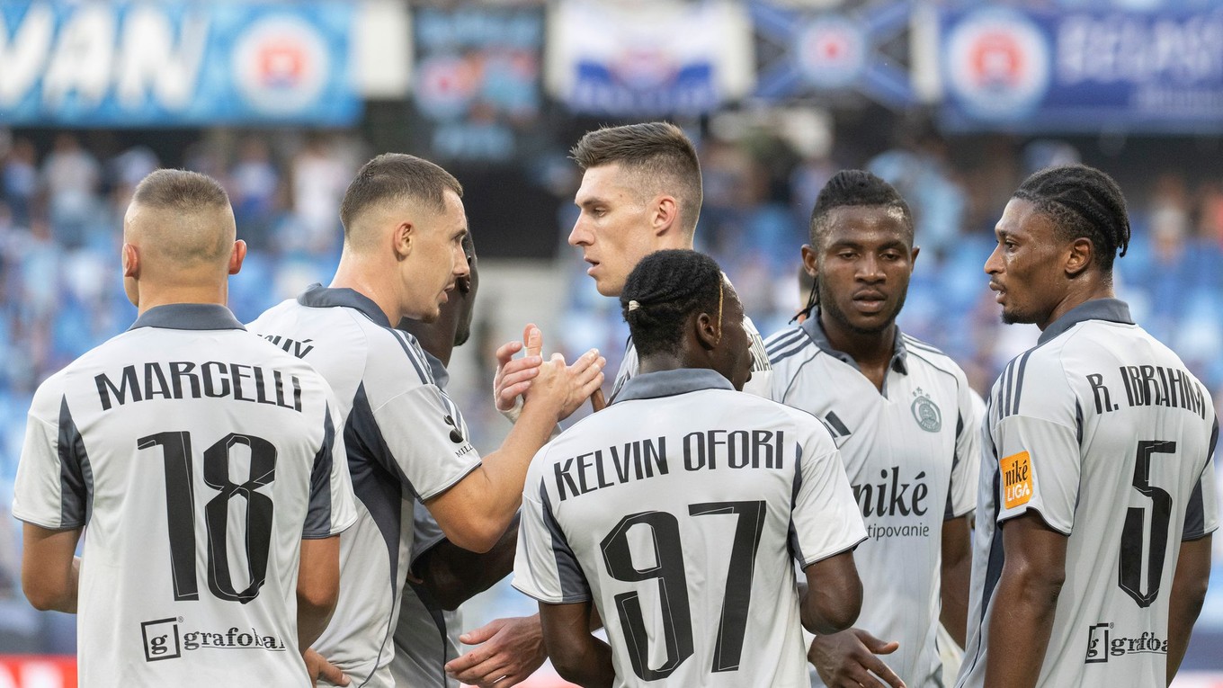 Radosť hráčov Slovana po góle v zápase Niké ligy.