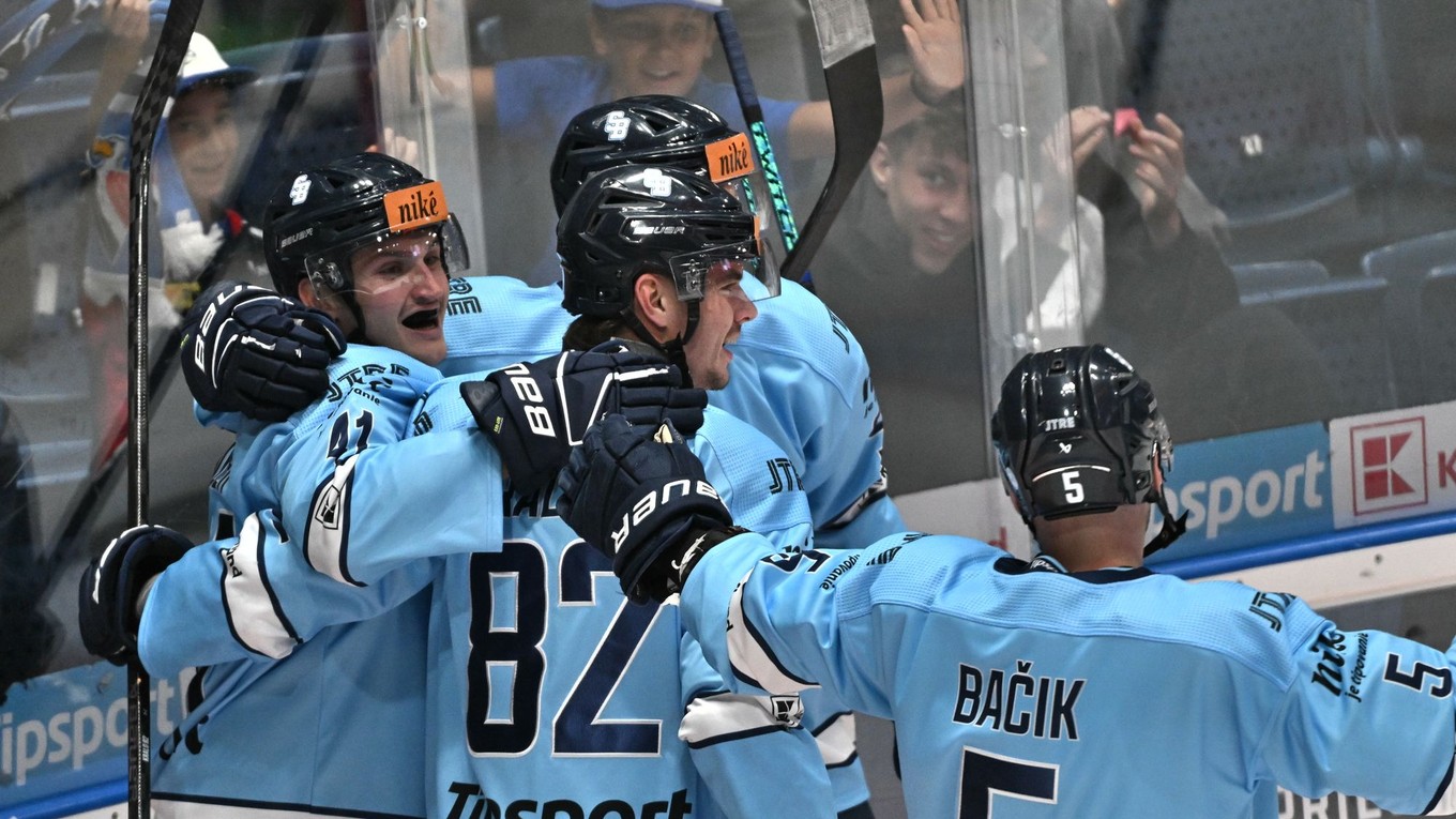 Hokejisti Slovana Bratislava oslavujú gól do siete Žiliny.