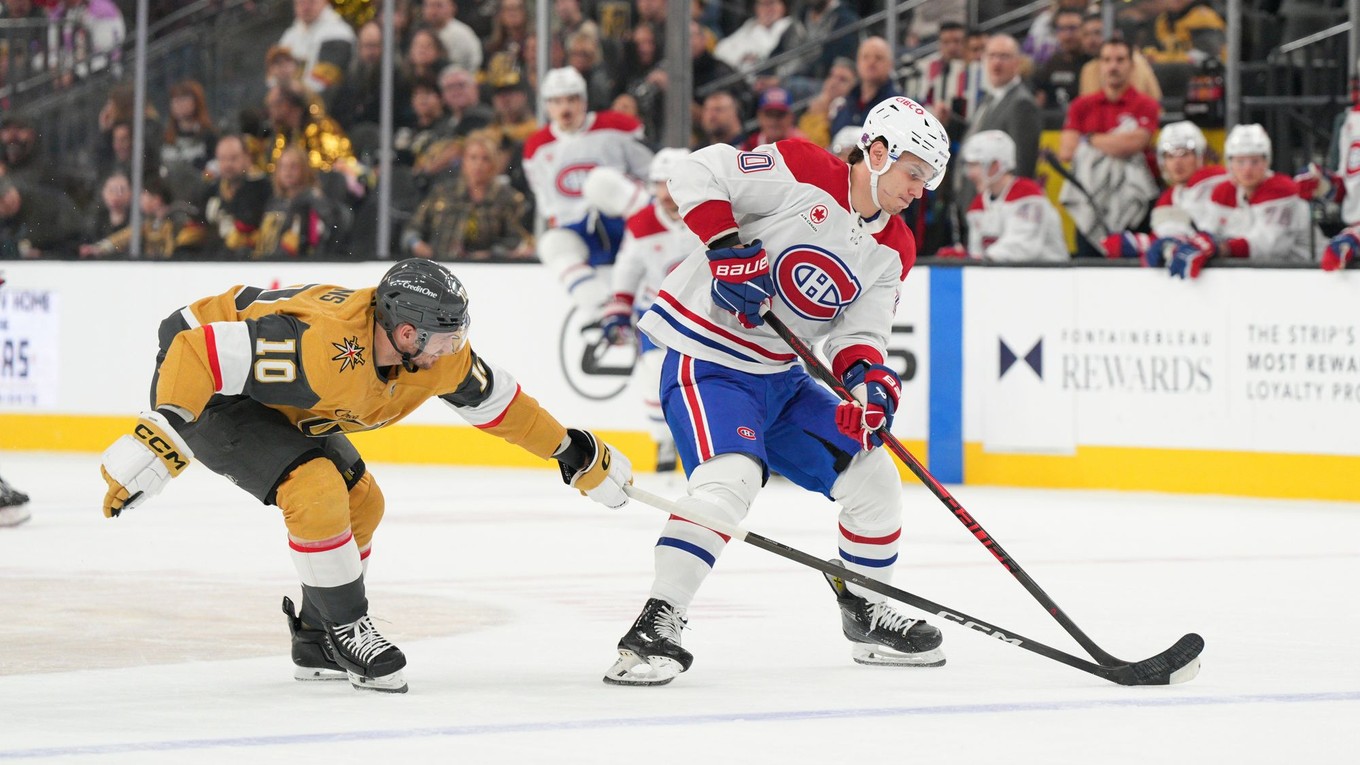 Slovenský hokejista Juraj Slafkovský (vpravo) v súboji s Coltonom Sissonsom.