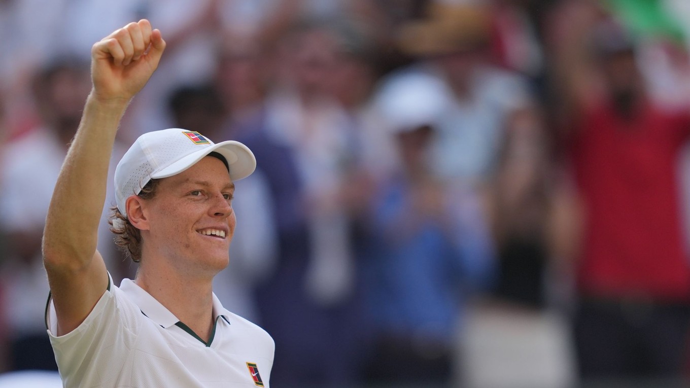 Taliansky tenista Jannik Sinner sa raduje z postupu do finále na Wimbledone.