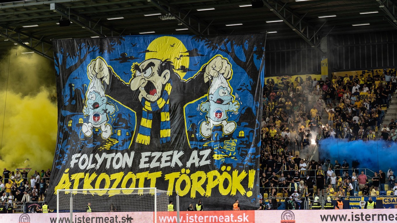 Na snímke fanúšikovia DAC Dunajská Streda s transparentom počas zápasu 7. kola futbalovej Niké ligy FC DAC 1904 Dunajská Streda - ŠK Slovan Bratislava v Dunajskej Strede.