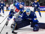 Slovenský útočník Pavol Regenda sa snaží zakončiť pred fínskym brankárom Emilom Larmim.