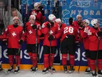 Hokejisti Švajčiarska smútia po prehranom finále s USA na MS v hokeji 2025. 