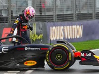 Liam Lawson z tímu Red Bull Racing vystupuje z monopostu po nehode na Veľkej cene Austrálie 2025.
