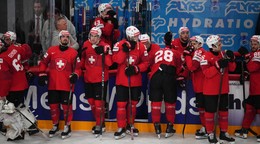 Hokejisti Švajčiarska smútia po prehranom finále s USA na MS v hokeji 2025. 