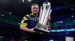 Angličan Luke Littler drží v rukách trofej Sida Waddella po triumfe na MS v šípkach 2026.