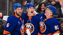 Matthew Schaefer oslavuje so spoluhráčmi gól New York Islanders. 