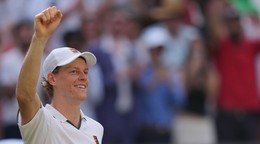 Taliansky tenista Jannik Sinner sa raduje z postupu do finále na Wimbledone.