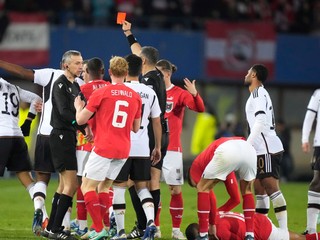 Leroy Sane dostal červenú kartu v zápase Rakúsko - Nemecko