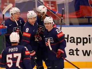 Zach Werenski oslavuje so spoluhráčmi gól. 