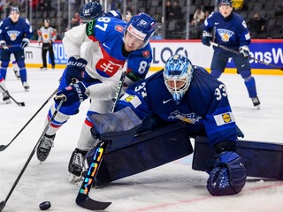 Slovenský útočník Pavol Regenda sa snaží zakončiť pred fínskym brankárom Emilom Larmim.