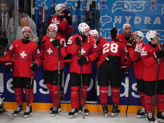 Hokejisti Švajčiarska smútia po prehranom finále s USA na MS v hokeji 2025. 