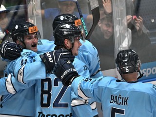 Hokejisti Slovana Bratislava oslavujú gól do siete Žiliny.