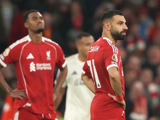 Mohamed Salah a Ryan Gravenberch smútia.