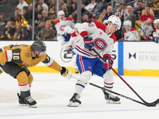 Slovenský hokejista Juraj Slafkovský (vpravo) v súboji s Coltonom Sissonsom.